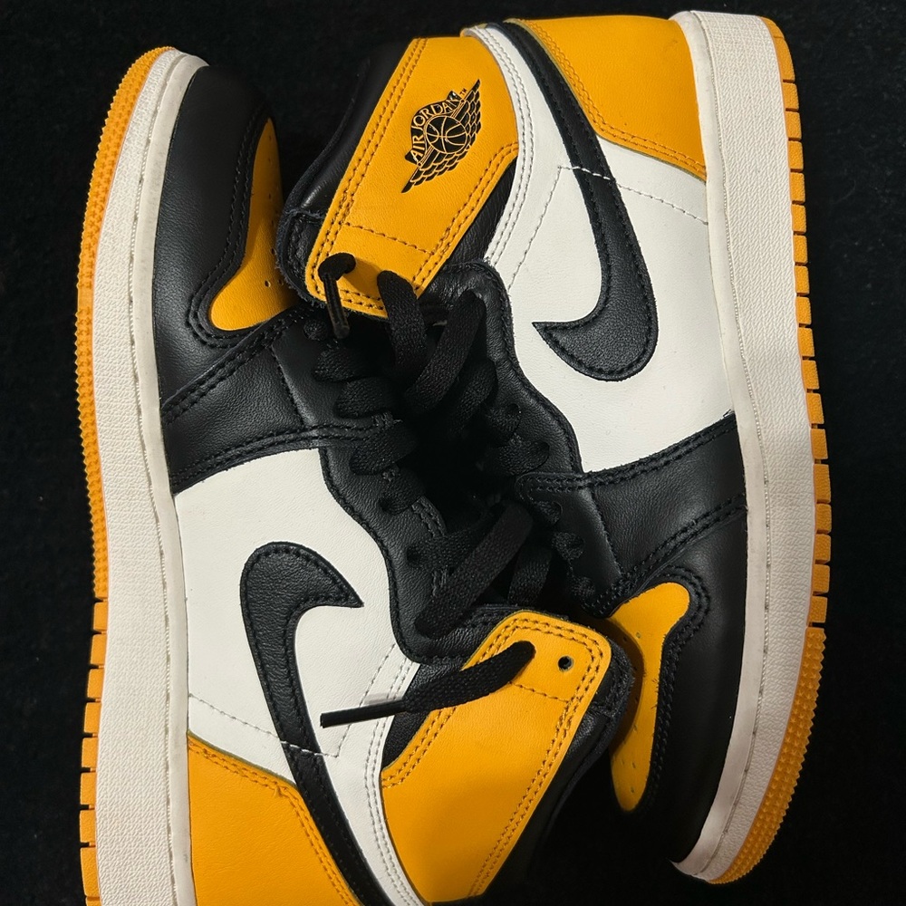 Air Jordan 1 Retro High OG 'Yellow
Ochre' Youth Shoes 5.5Y